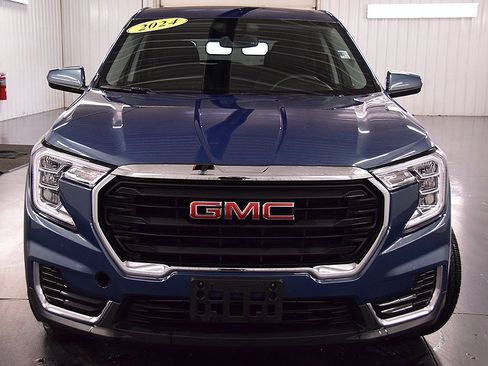 Used 2024 GMC Terrain SLE image 2