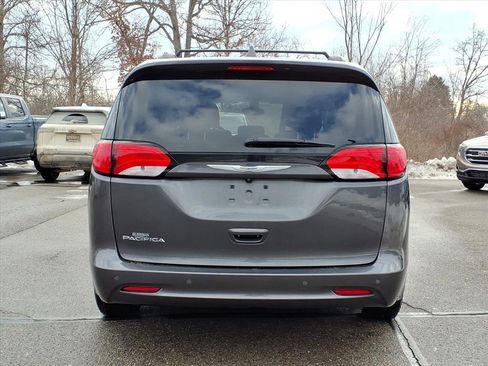 Used 2017 Chrysler Pacifica Touring image 5