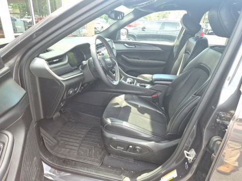 Used 2023 Jeep Grand Cherokee L Laredo image 3