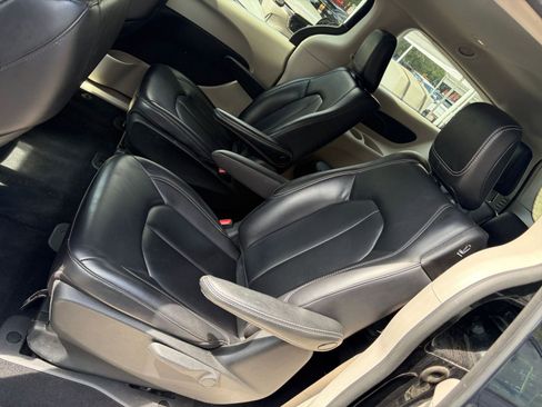 Used 2023 Chrysler Pacifica Touring-L FWD image 28