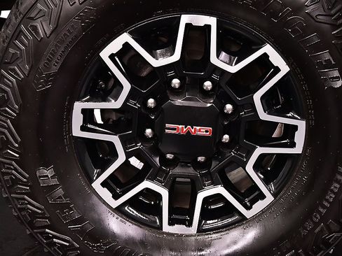 Used 2024 GMC Sierra 2500 AT4X image 9