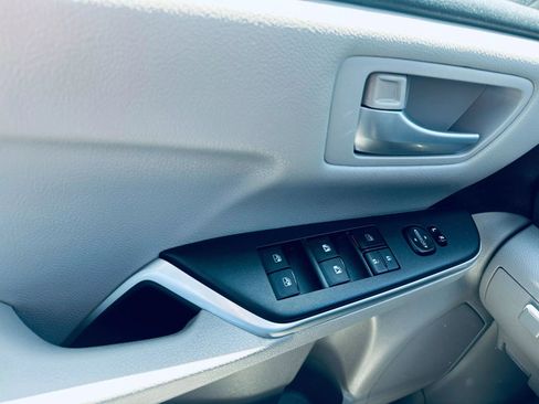 Used 2015 Toyota Camry LE image 28