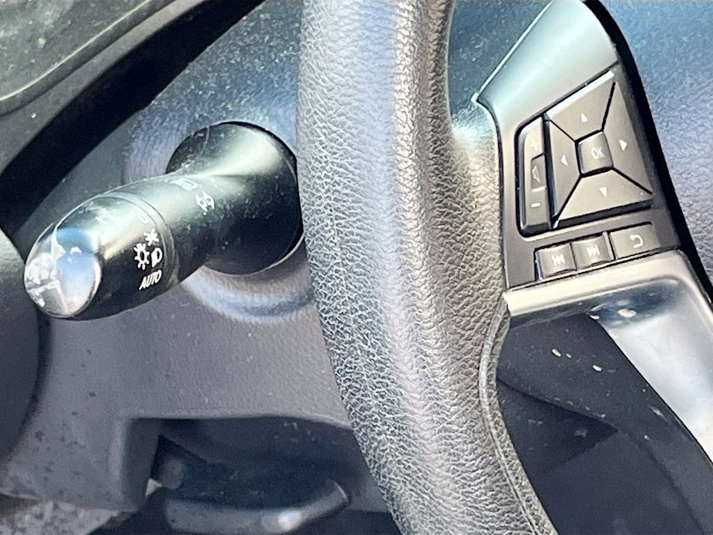 Used 2022 Nissan Versa SV FWD image 10