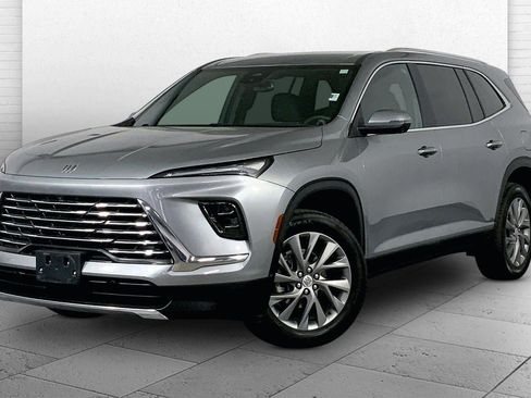 Used 2025 Buick Enclave Preferred image 12