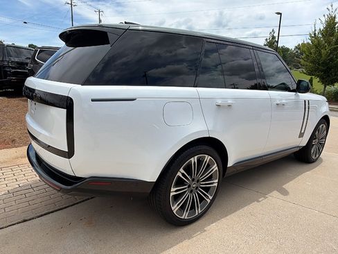 Used 2025 Land Rover Range Rover SE AWD/4WD image 8