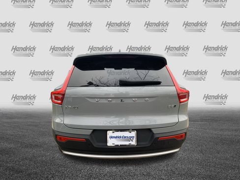 Used 2025 Volvo XC40 B5 Plus image 9