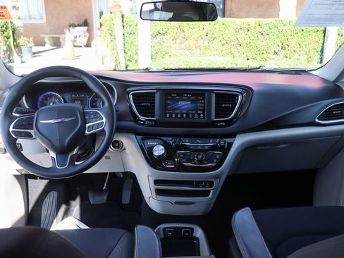 Used 2019 Chrysler Pacifica Touring image 23