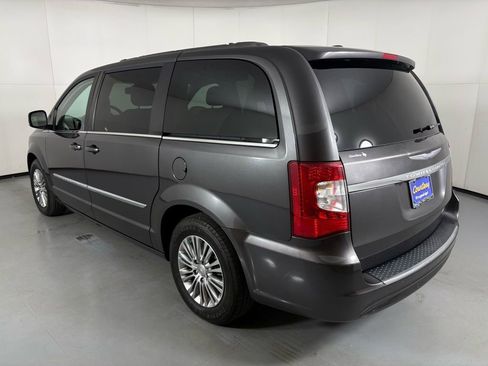 Used 2015 Chrysler Town & Country Touring-L image 6