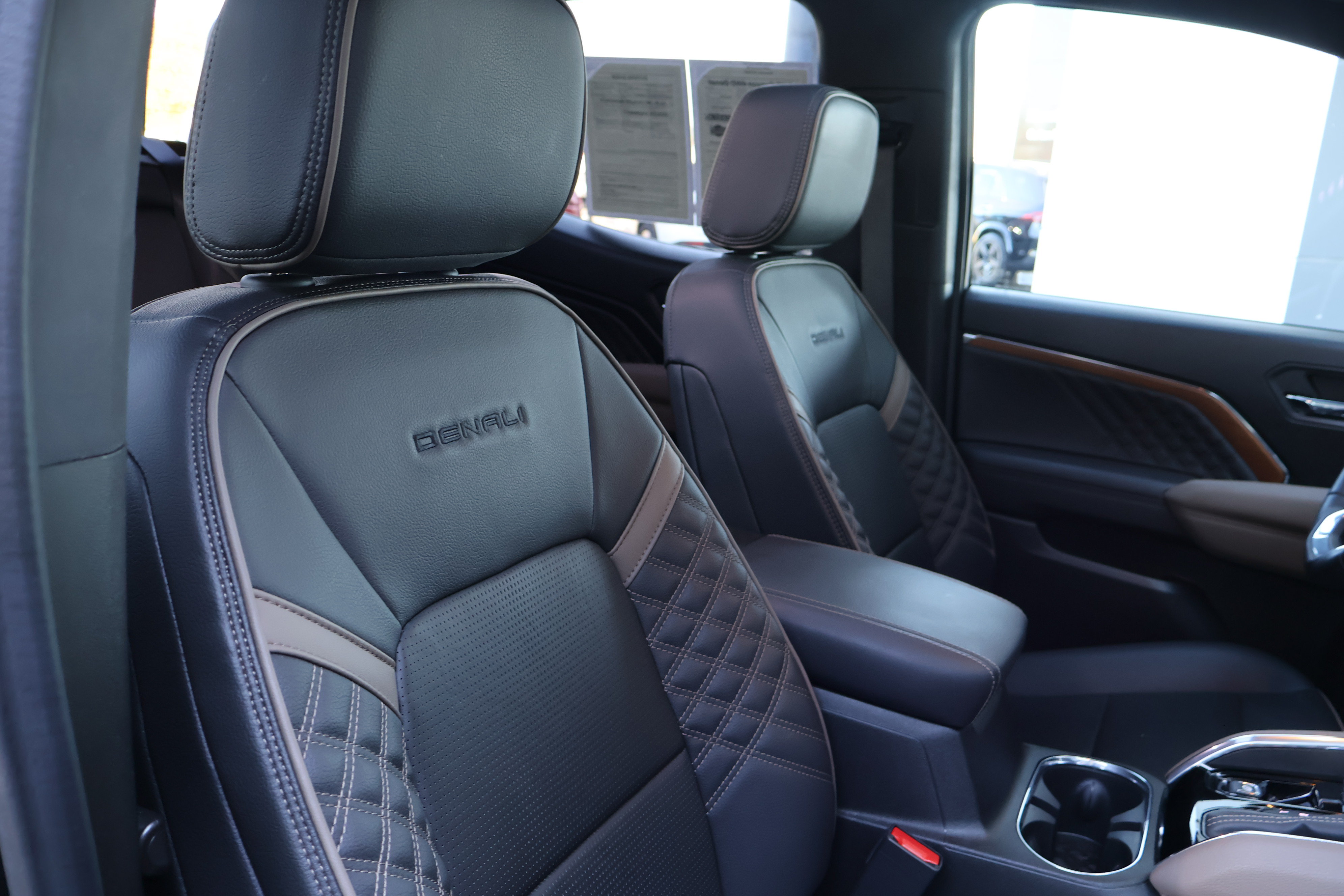 Used 2023 GMC Canyon Denali w/ Denali Black Edition AWD/4WD image 30