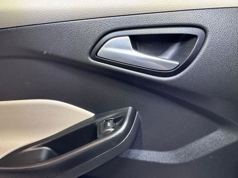Used 2018 Ford Focus SE FWD image 39