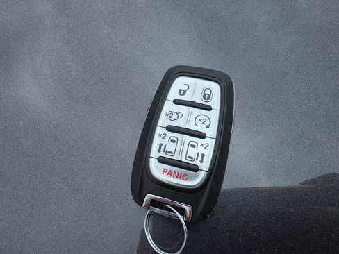 Used 2023 Chrysler Pacifica Touring-L FWD image 10