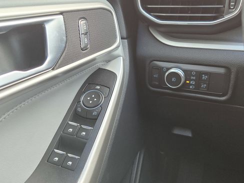 Used 2022 Ford Explorer XLT w/ Equipment Group 202A image 24