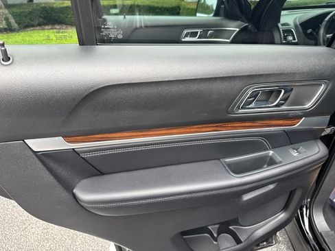 Used 2018 Ford Explorer Limited w/ Ford Safe & Smart Package FWD image 8