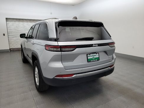 Used 2024 Jeep Grand Cherokee Laredo RWD image 5