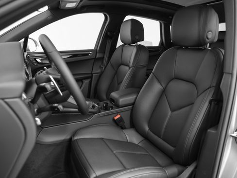 Certified 2025 Porsche Macan image 5