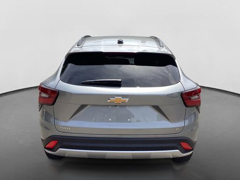 Used 2024 Chevrolet Trax LT w/ Sunroof Package FWD image 6