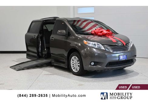 Used 2016 Toyota Sienna XLE w/ XLE Navigation Package FWD image 1