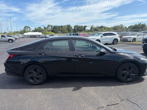 Used 2022 Hyundai Elantra SEL w/ Convenience Package FWD image 8