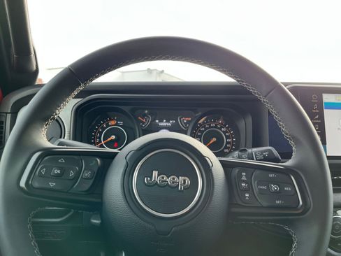 Used 2025 Jeep Wrangler Sport S image 27