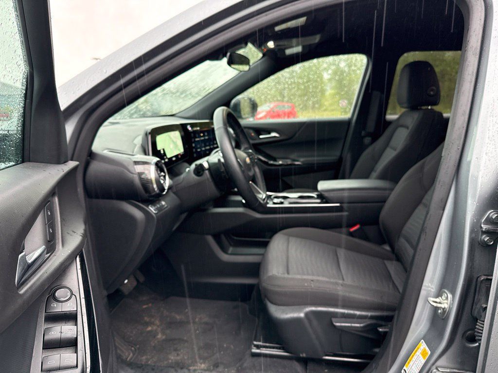 Used 2026 Chevrolet Equinox LT AWD/4WD image 10