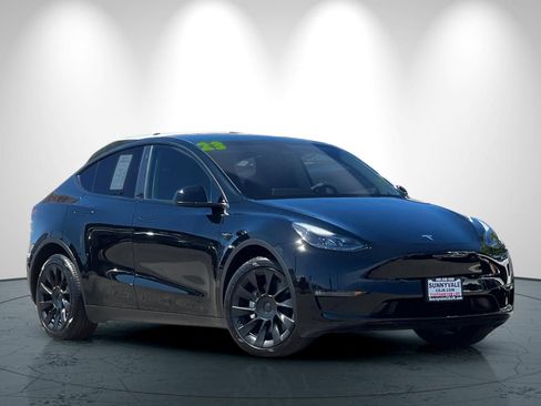 Used 2023 Tesla Model Y Long Range AWD/4WD image 2