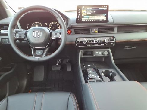 Used 2025 Honda Pilot TrailSport image 15
