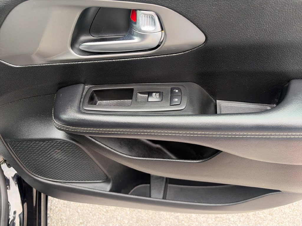 Used 2025 Chrysler Pacifica Select FWD image 44