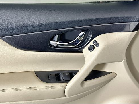 Used 2018 Nissan Rogue SV image 15