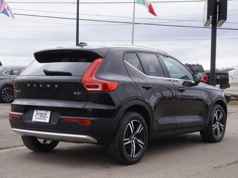 Used 2023 Volvo XC40 B5 Plus image 7