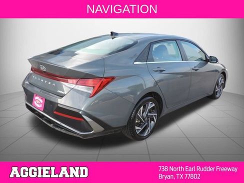 Used 2025 Hyundai Elantra Limited FWD image 4