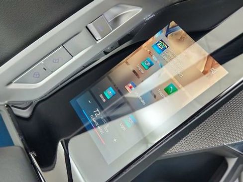 Used 2024 BMW 740i xDrive w/ Premium Package image 35