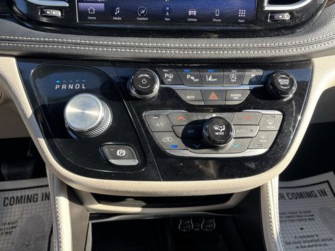 Used 2022 Chrysler Pacifica Limited image 16