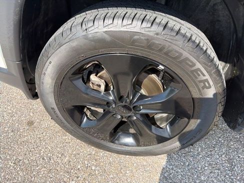 Used 2018 Jeep Compass Latitude AWD/4WD image 10