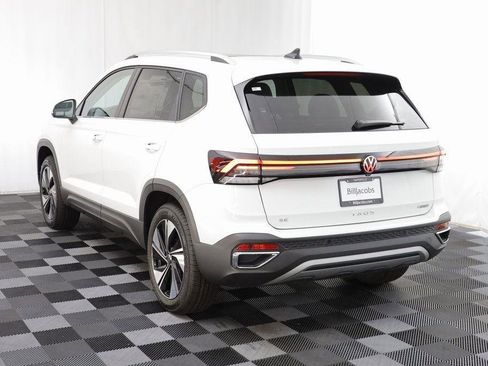 New 2025 Volkswagen Taos SE w/ Panoramic Sunroof Package image 15