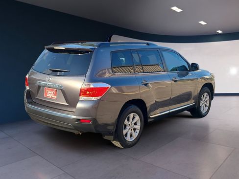 Used 2011 Toyota Highlander SE w/ Tow Pkg FWD image 5