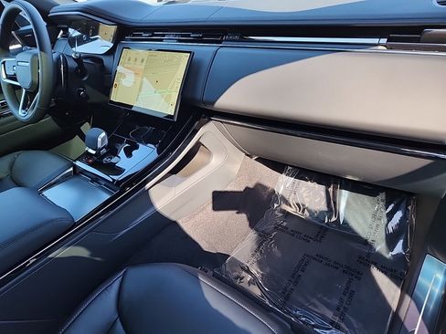 Certified 2025 Land Rover Range Rover Sport image 28