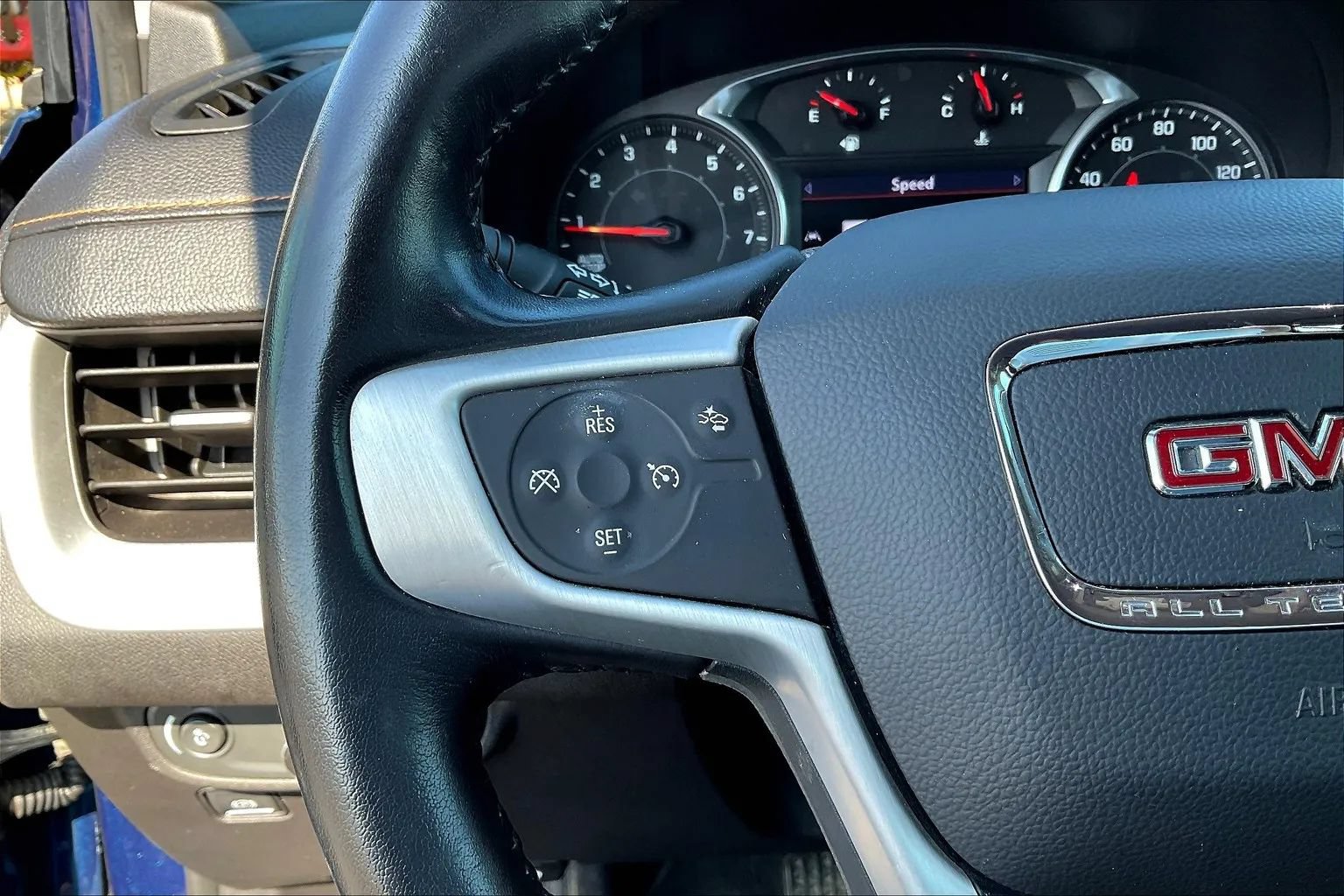 Used 2020 GMC Terrain SLE w/ Driver Convenience Package AWD/4WD image 17