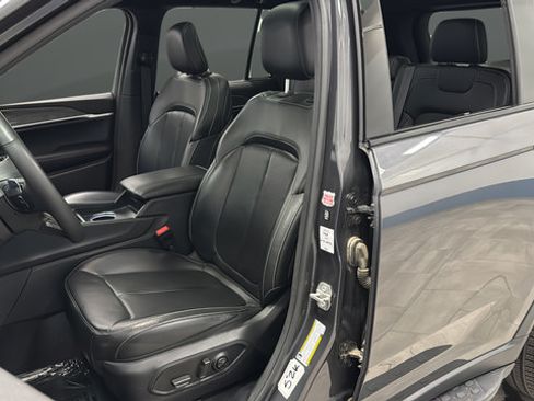 Used 2024 Jeep Grand Cherokee Limited w/ Luxury Tech Group II AWD/4WD image 9