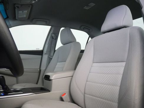 Used 2015 Toyota Camry LE FWD image 3