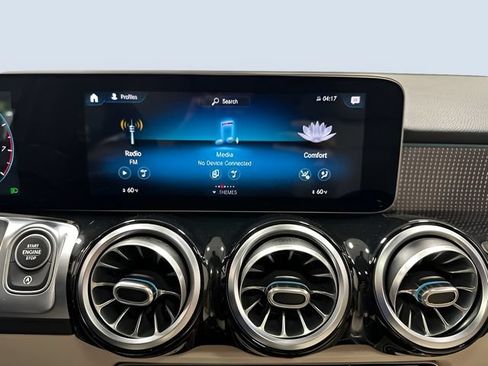 Used 2021 Mercedes-Benz GLB 250 4MATIC image 21