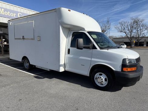 Used 2020 Chevrolet Express 3500 w/ Driver Convenience Package image 3