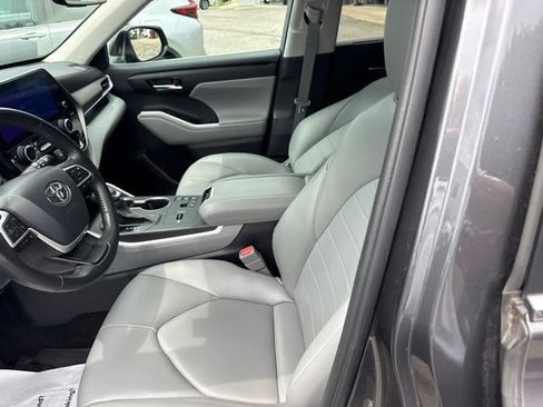 Used 2023 Toyota Highlander XLE AWD/4WD image 14