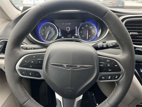 Used 2024 Chrysler Pacifica Touring-L image 16