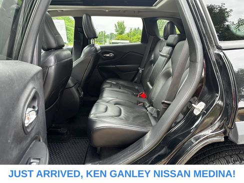 Used 2019 Jeep Cherokee Trailhawk AWD/4WD image 16