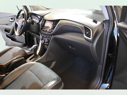 Used 2020 Chevrolet Trax LT w/ LT Convenience Package image 19
