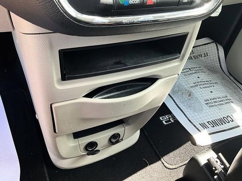 Used 2018 Dodge Grand Caravan SE FWD image 21