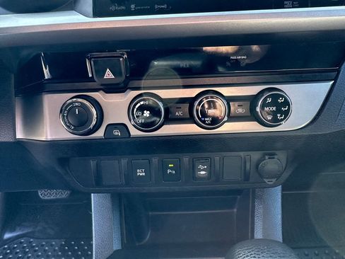 Used 2018 Toyota Tacoma SR5 AWD/4WD image 15