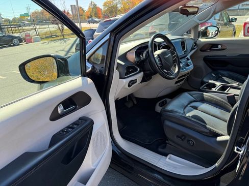 Used 2017 Chrysler Pacifica Touring-L image 6