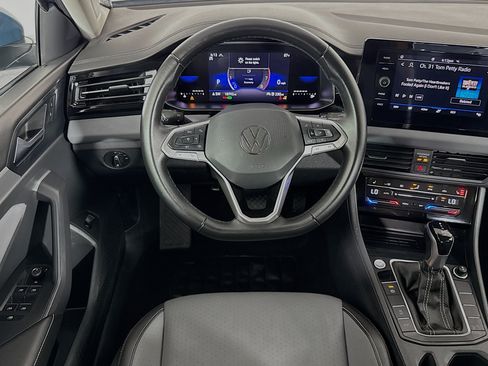 Used 2025 Volkswagen Jetta SE FWD image 15