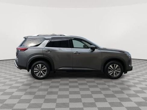 Used 2025 Nissan Pathfinder SL AWD/4WD image 2